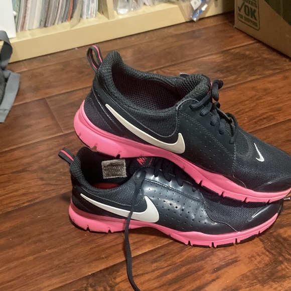 Nike training black with pink heels - Picture 4 of 6
